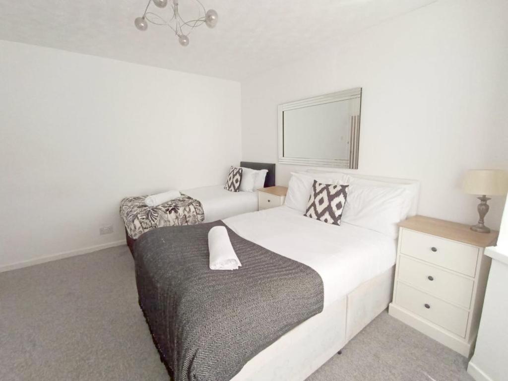 Cozy 4 Bedroom House In Smethwick With 4 Bathrooms Perfect For Contractors And Families Birmingham Exterior photo